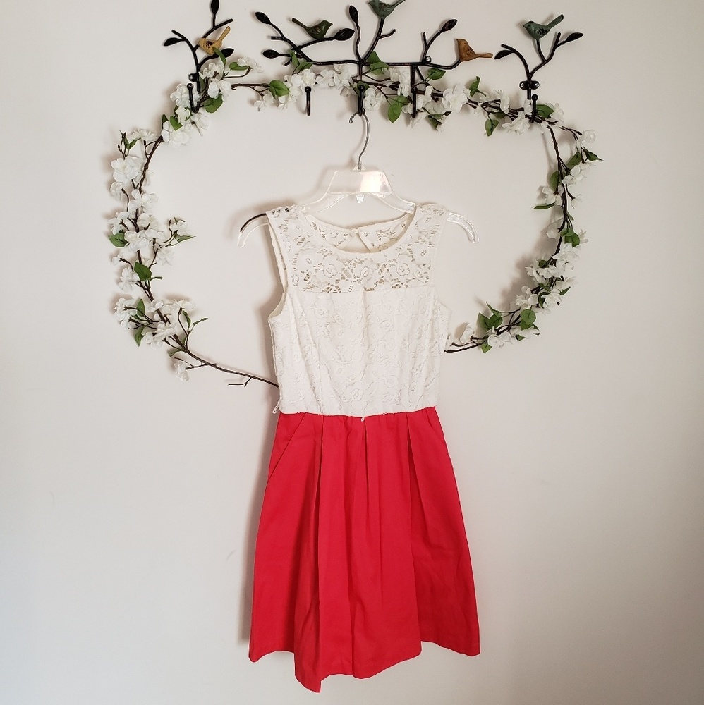 ✨Everything must go✨ BCX white lace & coral dress with pockets